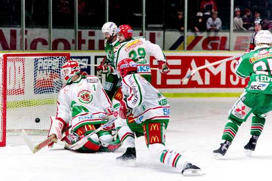 Pucken på väg in i mål bakom Håkan Algotsson, målvakt