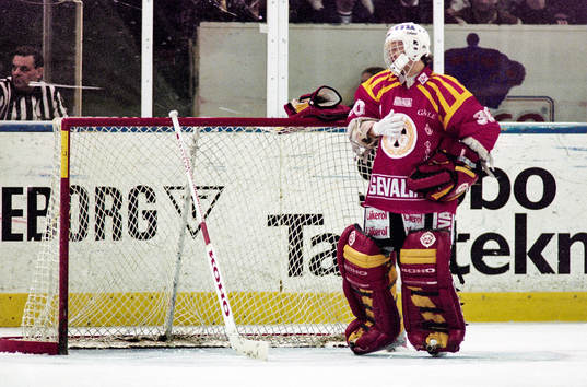 Brynäs målvakt Michael Sundlöv ser uppgiven ut