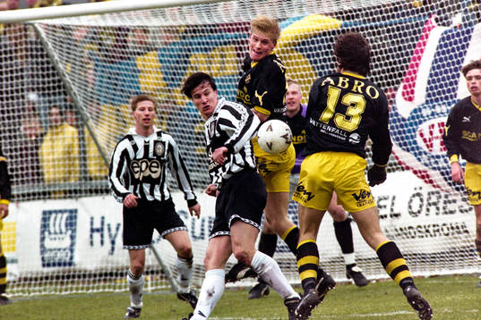 Johan Mjällby, AIK i en nickduell med Per Harrysson,