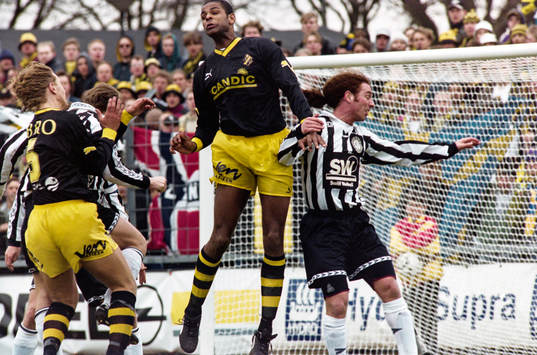 Pascal Simpson, AIK i en nickduell med Rickard Dahan,