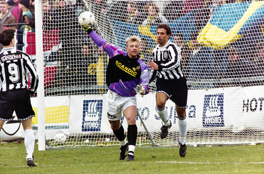 Magnus Hedman, målvakt, AIK, kastar ut bollen