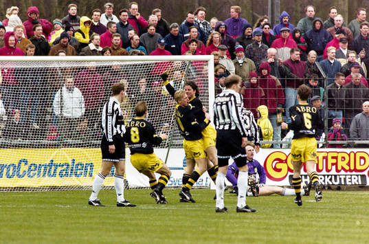 Johan Mjällby kramar om målskytten Dick Lidman, AIK
