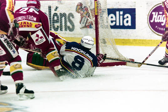 Robert Svehla, Malmö framför Fredrik Andersson, målvakt