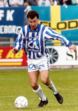 Göteborgs Stefan Rehn med bollen