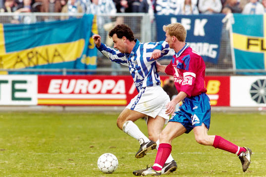 Göteborgs Stefan Rehn med bollen