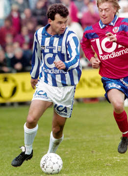 Göteborgs Stefan Rehn med bollen