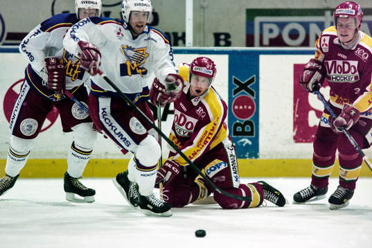Modos Peter Forsberg på knä