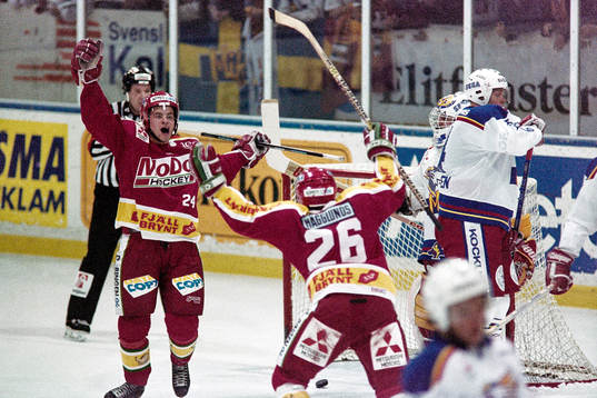 Modos Niklas Sundström jublar