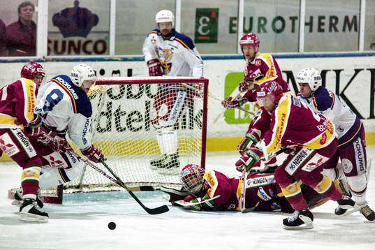 Malmös Robert Svehla och Modos målvakt Fredrik Andersson