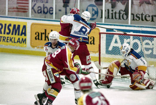 Peter Hasselblad hjälper Roger Nordström, målvakt i