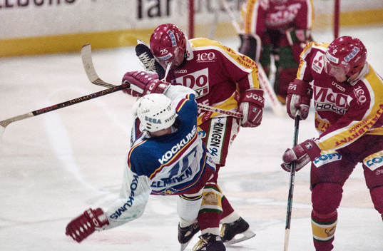 Malmös Raimo Helminen åker på en propp av Mats