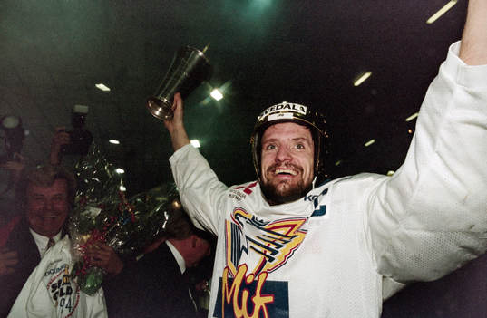 Peter Sundström med pokalen