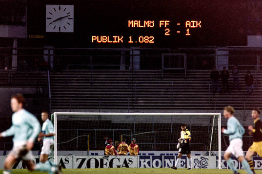 Resultattavlan på Malmö Stadion. Publiksiffra 1082