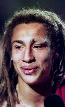 Henrik Larsson med spräckt ögonbryn