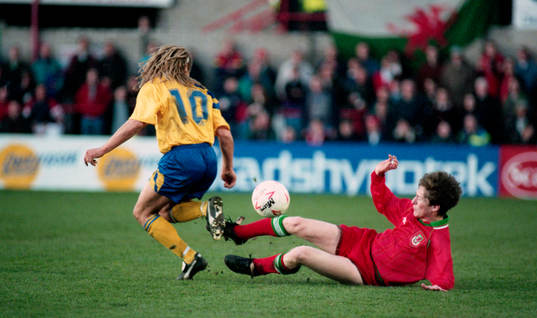 Henrik Larsson tacklas bakifrån