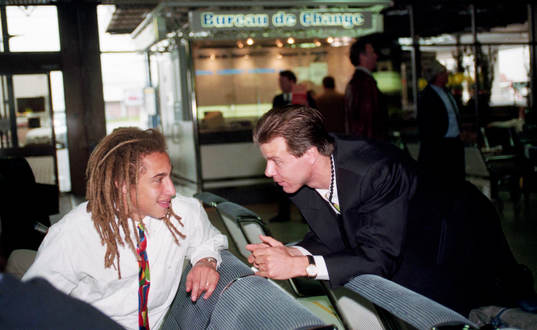 Henrik Larsson och Roland Nilsson på flygplatsen