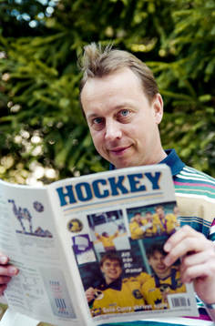 Per Mårts med hockeytidningen