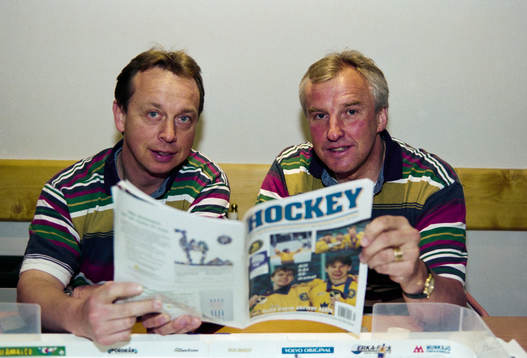 Per Mårts och Curt Lundmark med hockeytidningen