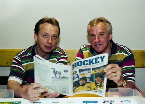 Per Mårts och Curt Lundmark med hockeytidningen