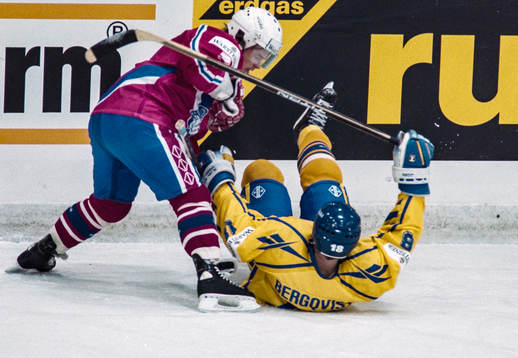 Jonas Bergqvist åker på en tackling av norges Petter
