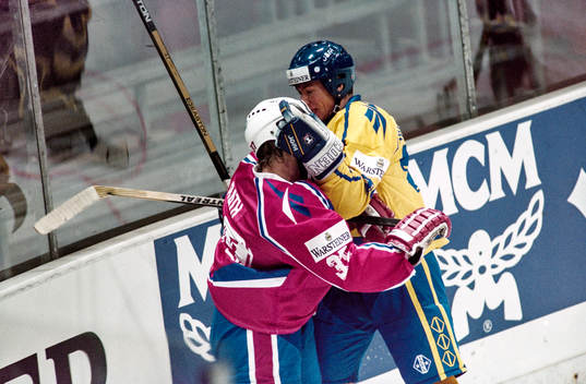 Jonas Bergqvist i kamp vid sargen