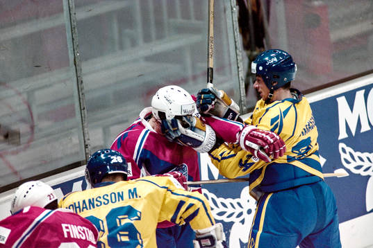 Roger Johansson i kamp vid sargen