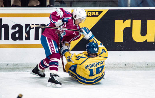 Jonas Bergqvist åker på en tackling av norges Petter