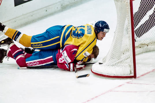 Mats Sundin tacklar norges Trond Vegar Magnussen