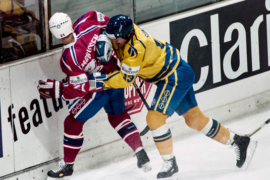 Mats Sundin tacklar norges Trond Vegar Magnussen