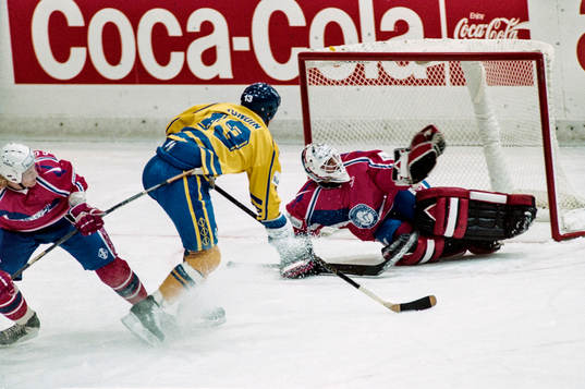 Mats Sundin framför norges målvakt