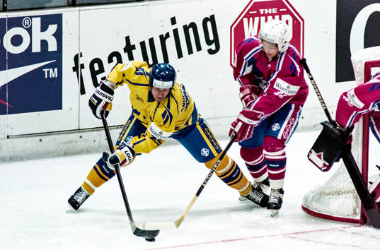 Sveriges Mikael Andersson med pucken