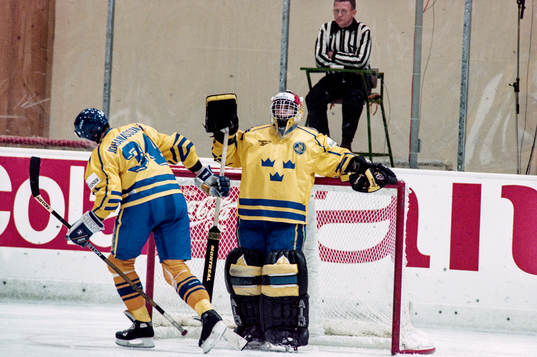 Roger Johansson är framme hos Tommy Salo, målvakt i