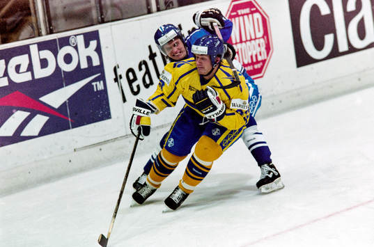 Sveriges Peter Andersson jagas av en finländare