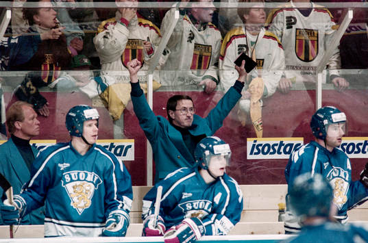 Finland och förbundskapten Curt Lindström jublar