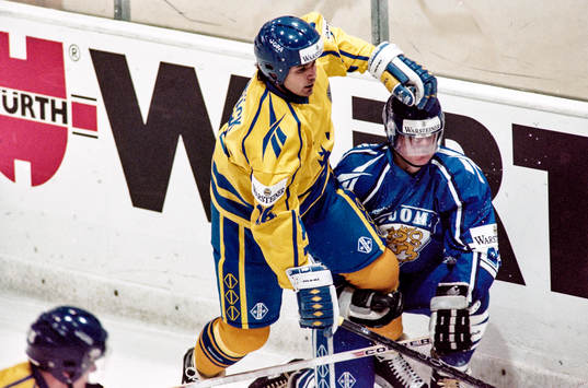 Sveriges Patrik Carnbäck trycker till en finländare