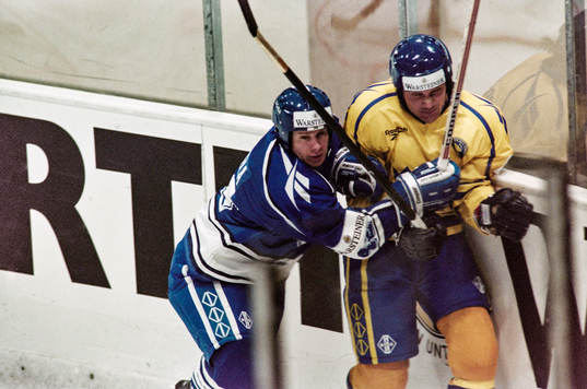 Sveriges Peter Andersson trycks upp i sargen