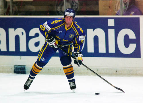 Sveriges Mikael Andersson med pucken
