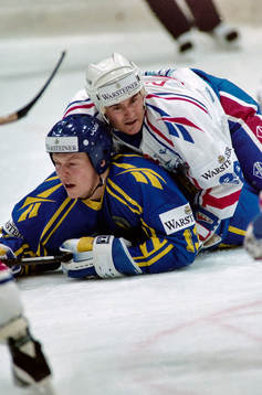 Sveriges Mats Sundin med frankrikes Roger Dube på ryggen