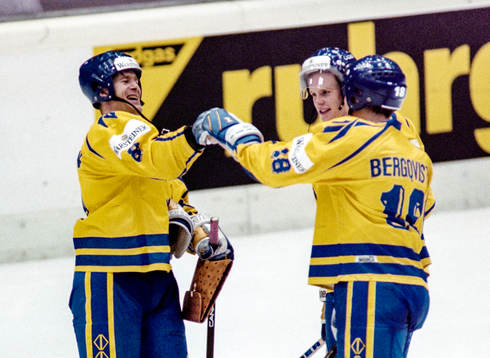 Magnus Svensson, Jonas Bergqvist och Sverige jublar