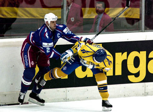 Jonas Bergqvist och Craig Wolanin i kamp