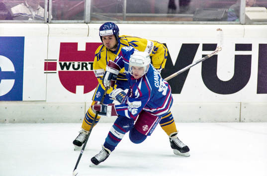 Patrik Carnbäck jagar USA:s Peter Ciavaglia