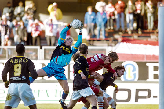 Magnus Hedman, målvakt, AIK plockar ner en boll