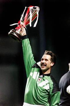 Arsenals målvakt David Seaman jublar med pokalen