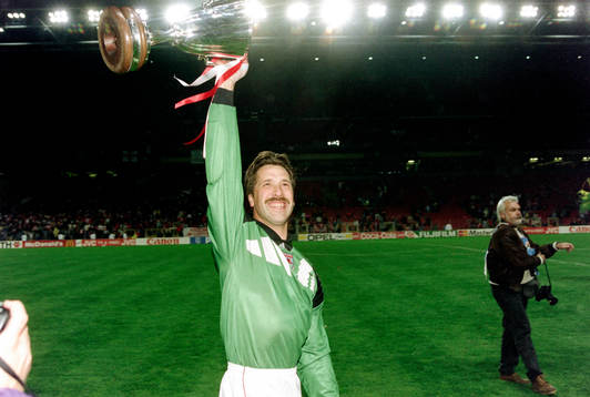 Arsenals målvakt David Seaman jublar med pokalen