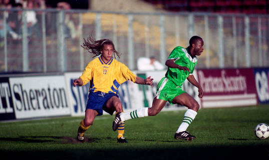 Henrik Larsson blir av med bollen
