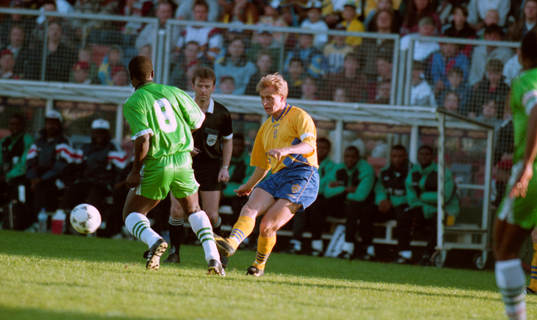 Jonas Thern bredsidar bollen