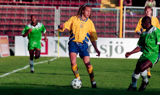 Henrik Larsson med bollen