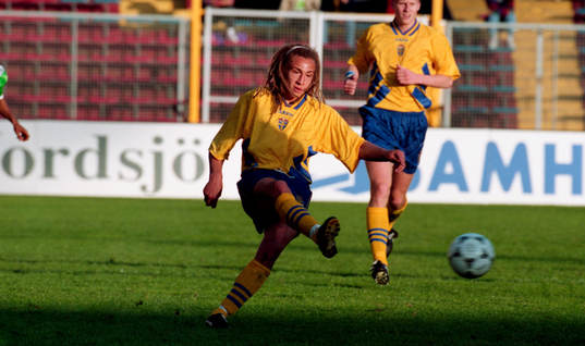 Henrik Larsson skjuter