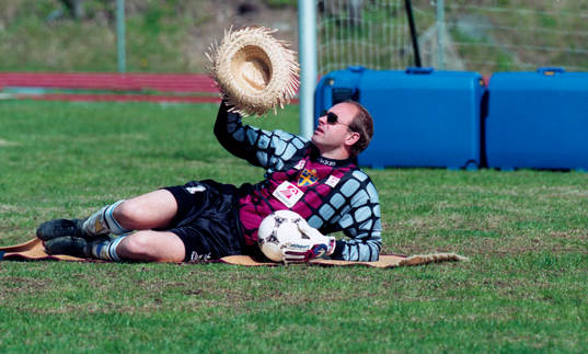 Thomas Ravelli kopplar av