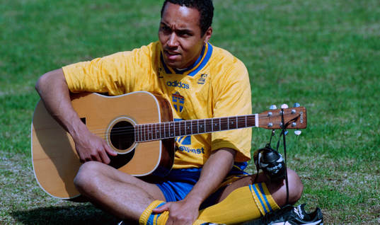Martin Dahlin kopplar av med sin gitarr